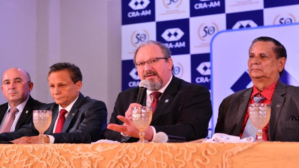 Leia mais sobre o artigo Trabalho reconhecido: presidente do CFA recebe homenagem em Manaus